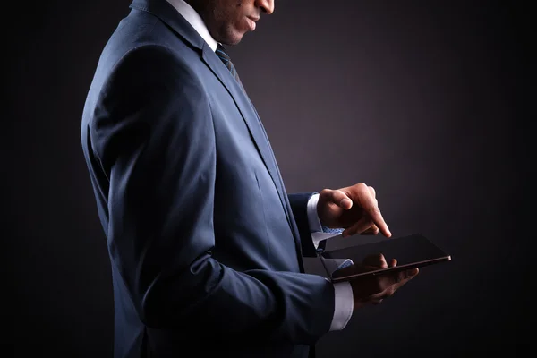 siyah adam karşı dijital tablet üzerinde çalışan iş adamı