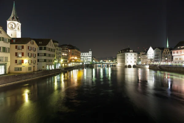 Fraumunster kyrka och floden limmat i Zürich på natten — Stockfoto