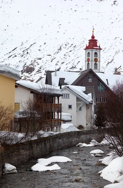 Casas de vacaciones típicas de invierno en los Alpes suizos, Suiza —  Fotos de Stock