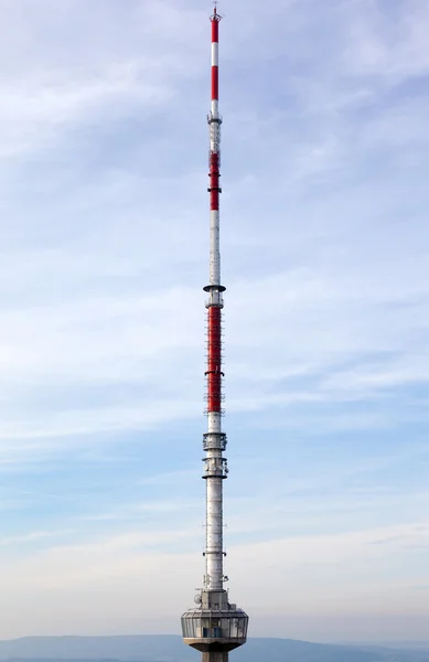 Torre de comunicaciones contra el cielo —  Fotos de Stock