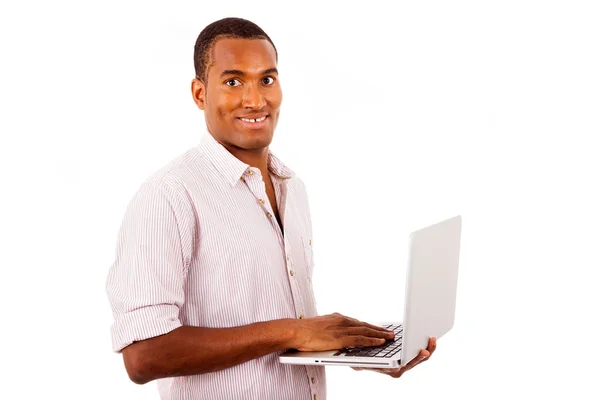 Bonito homem preto com laptop no fundo branco — Fotografia de Stock