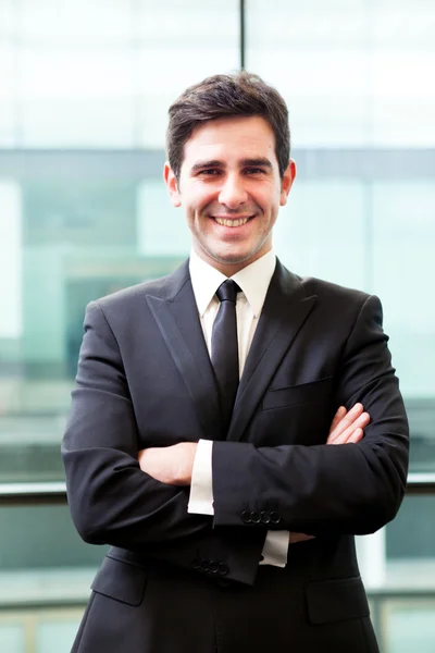 Felice intelligente giovane uomo d'affari sorridente in ufficio — Foto Stock