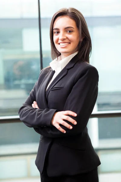 Porträtt av en framgångsrik ung affärskvinna leende på de off — Stockfoto