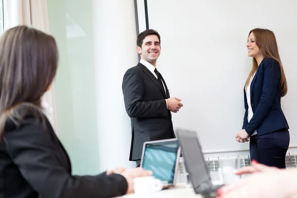 Groep van gelukkig bedrijf in een vergadering op kantoor — Stockfoto