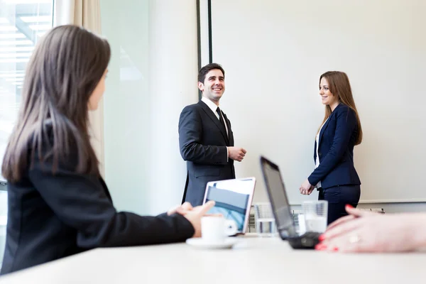 Groep van gelukkig bedrijf in een vergadering op kantoor — Stockfoto