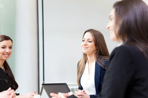 Gruppe glücklicher Geschäftsleute bei einem Treffen im Büro — Stockfoto