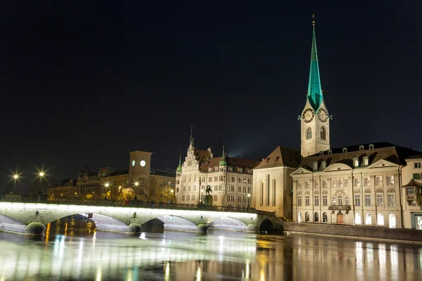 Fraumunster 教堂和河 limmat 在苏黎世在晚上，switzerl — 图库照片