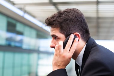 inci cep telefonu kullanan adam yakışıklı iş closeup portresi