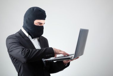 balaclava gri arka planı olan bir hacker portresi