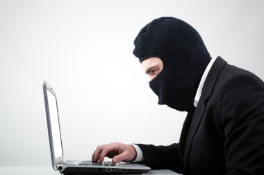 balaclava gri arka planı olan bir hacker portresi