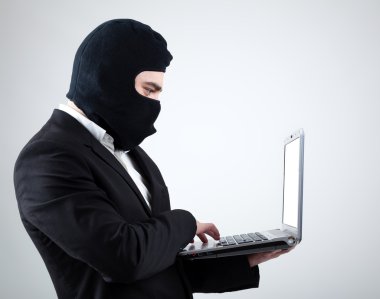 balaclava gri arka planı olan bir hacker portresi