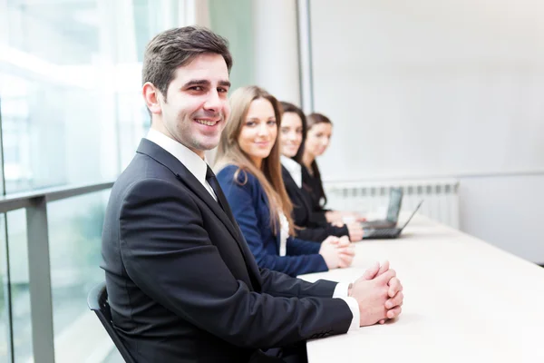 Grupp av företag leende på kontoret uppradade — Stockfoto