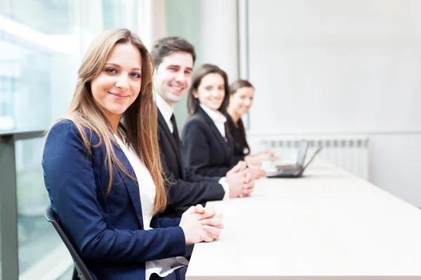 Gruppe lächelnder Geschäftsleute im Büro — Stockfoto