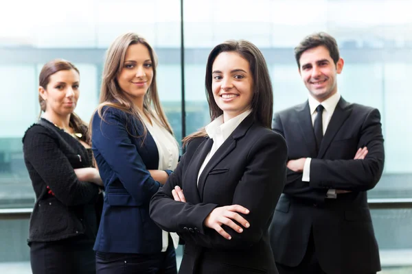 Gruppe von Geschäftsleuten lächelt im Büro — Stockfoto