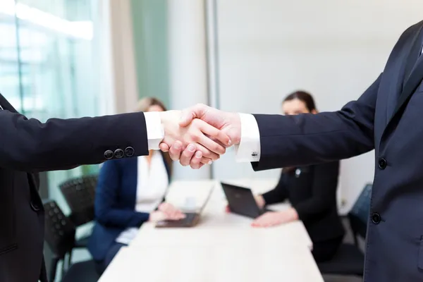 Geschäftliches Händeschütteln im Büro, Abschluss eines Meetings — Stockfoto