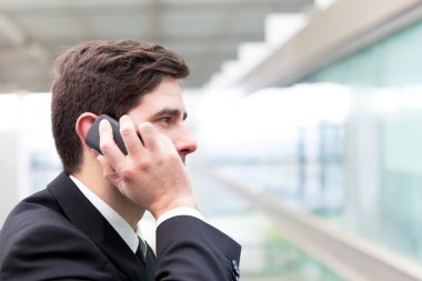 cep telefonu kullanan adam yakışıklı iş closeup portresi