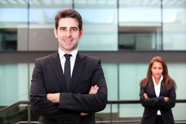 Trabajo en equipo sonriendo en la oficina — Foto de Stock