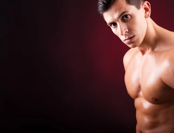 Здоровый мускулистый молодой человек с красивой шестью пачками — стоковое фото
