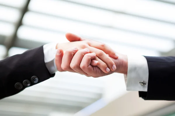 Business handshaking closing a deal — Stock Photo, Image