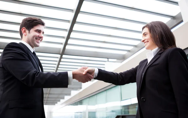 Handshake mezi podnikání v moderní kancelářské — Stock fotografie