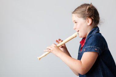 flüt gri bir arka plan üzerinde oynayan liseli kızlar resim