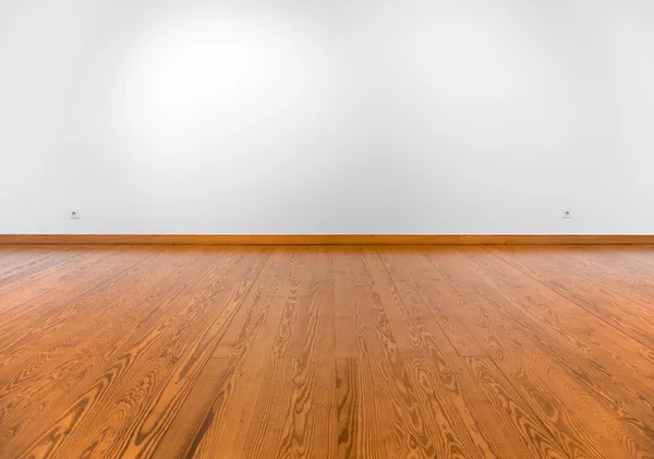 spot ışıkları ve ahşap yerde boş beyaz duvar