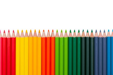 satır izole beyaz arka plan üzerinde renkli kalemler