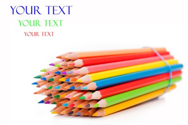 Beyaz arkaplanda izole edilmiş renkli kalemler