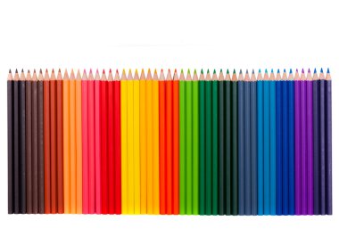 satır izole beyaz arka plan üzerinde renkli kalemler