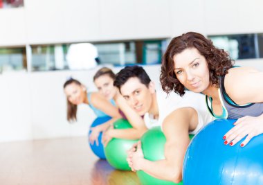 spor salonunda pilates dersinde grup