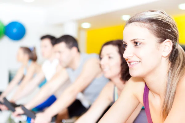 Grupo de en el gimnasio haciendo entrenamiento cardiovascular — Foto de Stock