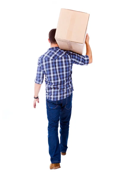 Giovane uomo che porta una scatola di cartone, isolato su sfondo bianco — Foto Stock