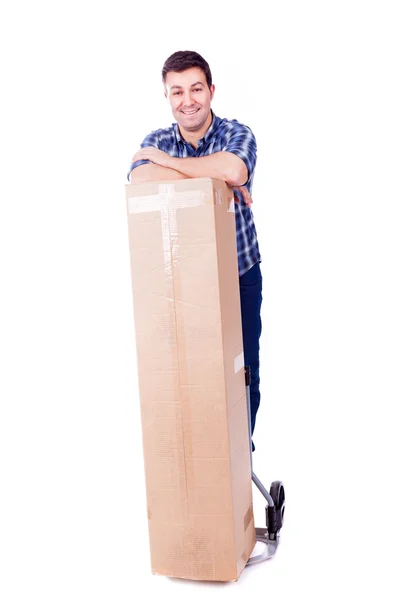 Νεαρός άνδρας πάντα δείχνουν ένα κουτί από χαρτόνι, απομονώνονται σε λευκό φόντο — Φωτογραφία Αρχείου