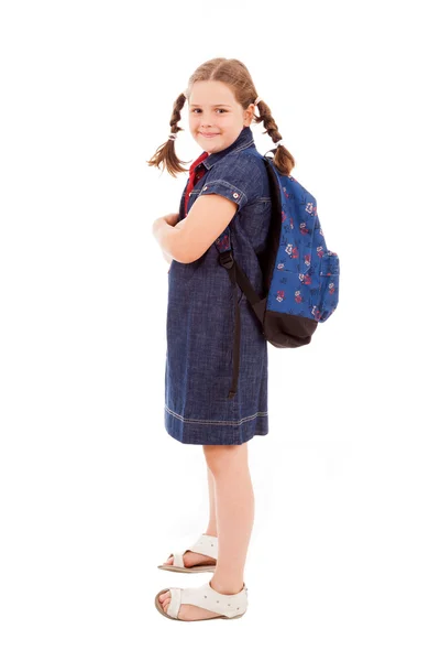 Hela kroppen porträtt av en skolflicka med ryggsäck, isolerad på w — Stockfoto