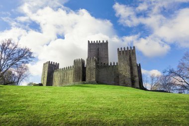 Guimaraes kalesinde bahar mevsimi, Portekiz