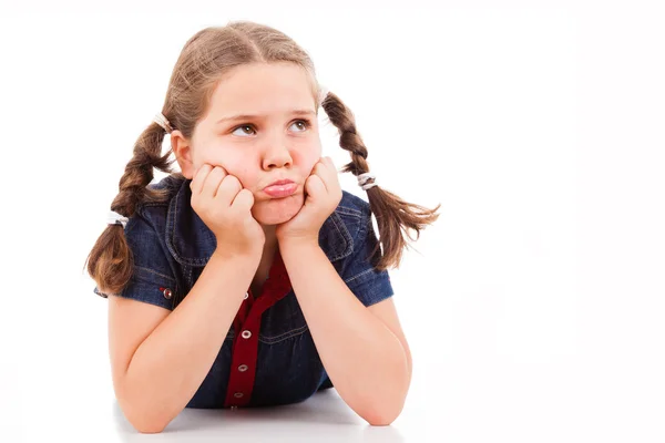 Boos klein meisje kind, geïsoleerd op witte achtergrond — Stockfoto