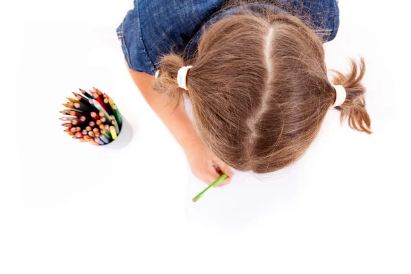 Widok z góry ładny dziecka rysować kredkami kolorowy na białym tle nad — Zdjęcie stockowe
