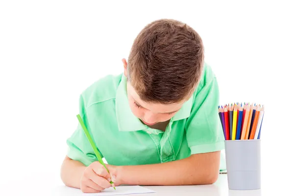 Μικρό αγόρι σχεδίαση με πολύχρωμα μολύβια, απομονωμένη πάνω από λευκό — Φωτογραφία Αρχείου
