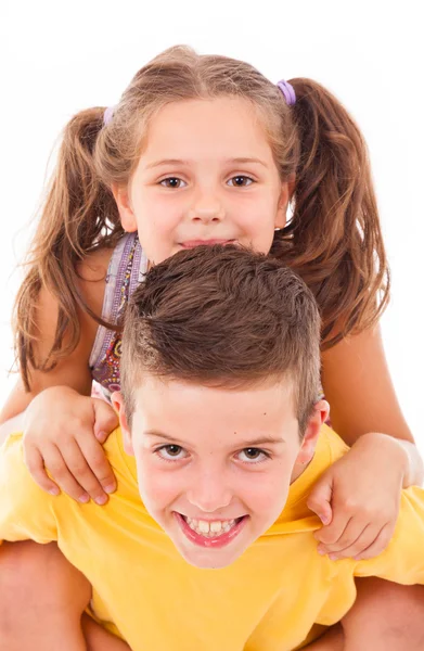 Joyeux enfants souriants sur un fond blanc — Photo