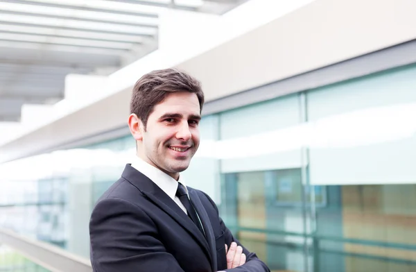 Junger Geschäftsmann lächelt im Büro — Stockfoto