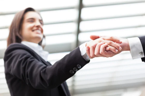 Unternehmer beim Händeschütteln im Büro — Stockfoto