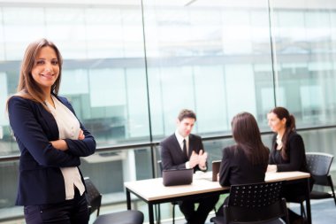 meslektaşları ile gülümseyen güzel iş kadını