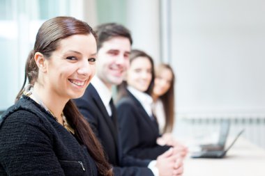 dizilmiş office gülümseyen iş grubu