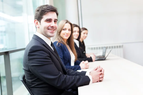 Groep van bedrijf glimlachen bij het Bureau opgesteld — Stockfoto