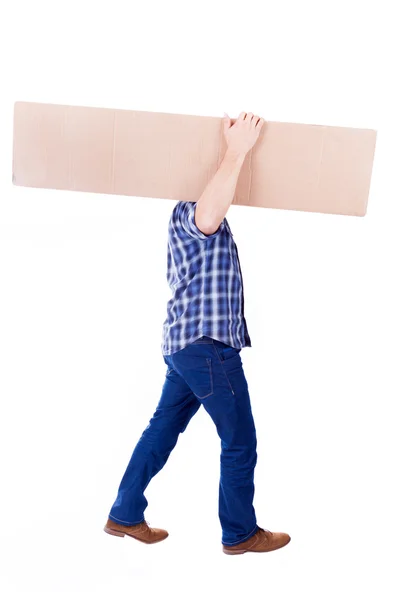 Молодой человек идет с карточкой коробки, изолированные на белом — стоковое фото