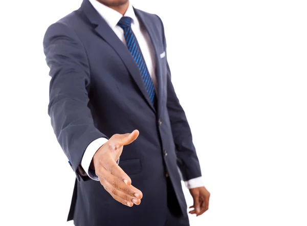 Hombre de negocios afroamericano ofreciendo apretón de manos sobre la espalda blanca — Foto de Stock