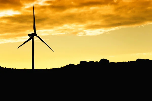 Silhueta de moinho de vento ao pôr do sol — Fotografia de Stock