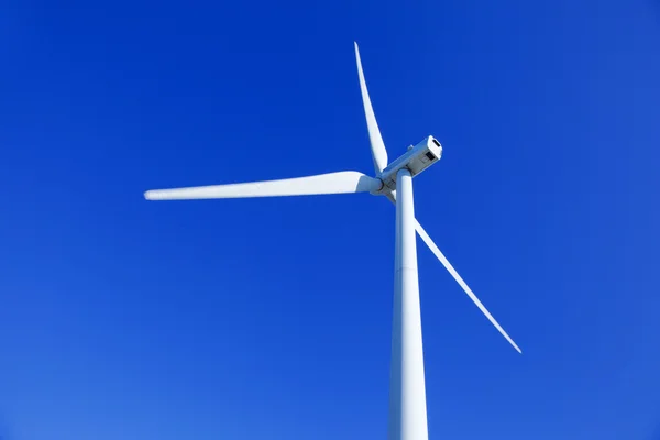 Turbina eólica blanca generando electricidad en el cielo azul — Foto de Stock