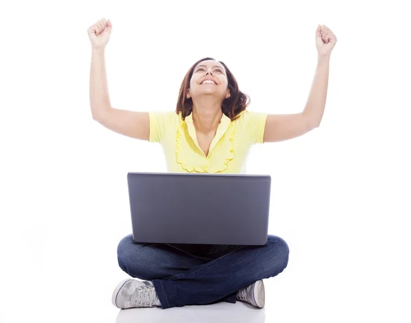 Mutlu kazanan kadın kaldırdı, kollarını ile katta oturan bir — Stok fotoğraf