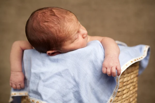 Imádnivaló újszülött baba alszik egy Bálint kosár — Stock Fotó
